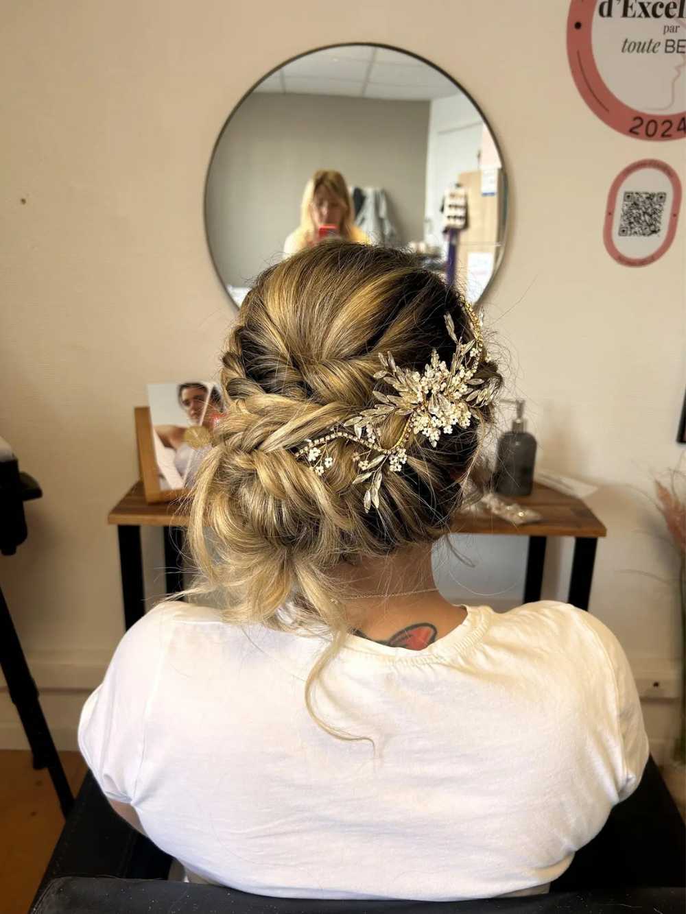 Chignon, coiffure mariée par Cécile Fortune, spécialiste mariage au salon privé Le Privilège à Vannes, Séné.