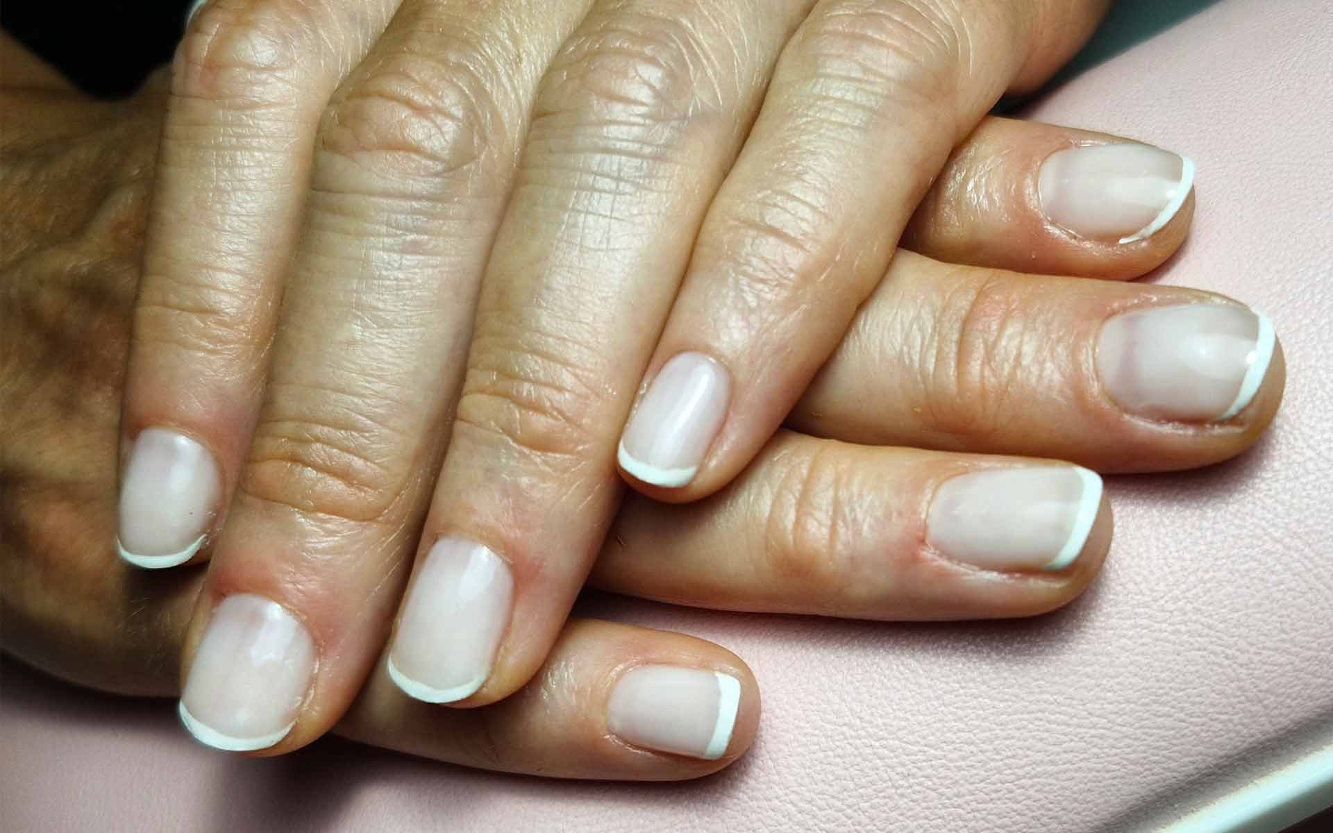 French Manucure russe par Cécile Fortune, prothésiste ongulaire au salon privé Le Privilège à Vannes, Séné.