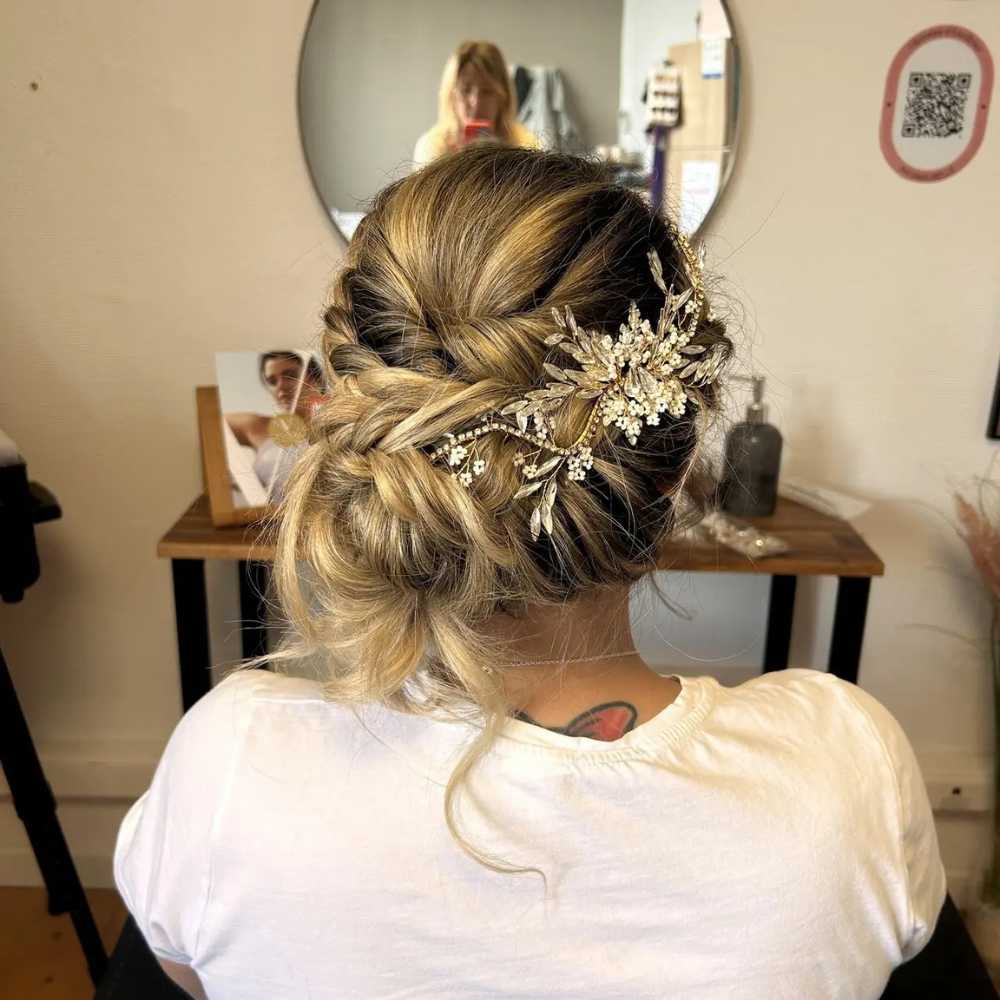 Chignon, coiffure mariée par Cécile Fortune, spécialiste mariage au salon privé Le Privilège à Vannes, Séné.