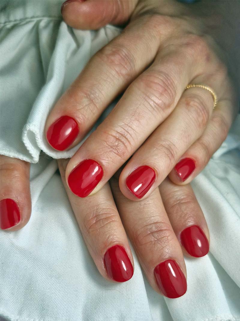 Manucure russe par Cécile Fortune, prothésiste ongulaire au salon privé Le Privilège à Vannes, Séné.