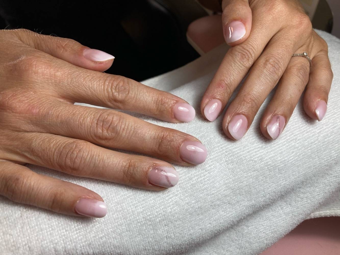 Vernis semi permanent, manucure mariée, par Cécile Fortune au salon privé Le Privilège à Vannes, Séné.
