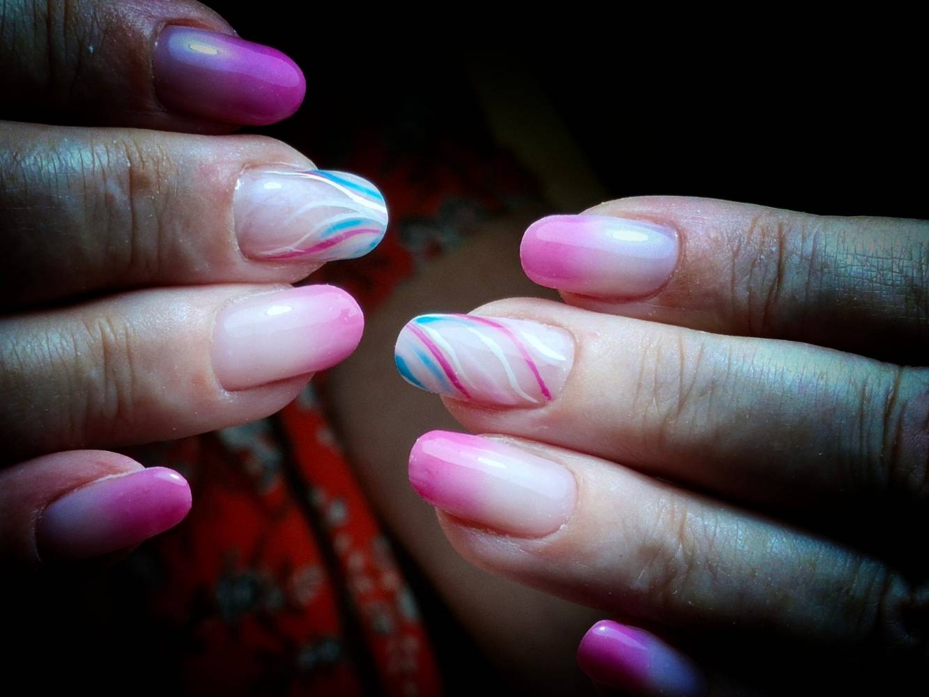 Vernis semi permanent, nail art, manucure par Cécile Fortune au salon privé Le Privilège à Vannes, Séné.
