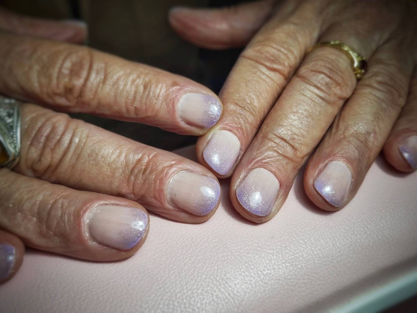 Vernis semi permanent, baby boomer, manucure par Cécile Fortune au salon privé Le Privilège à Vannes, Séné.