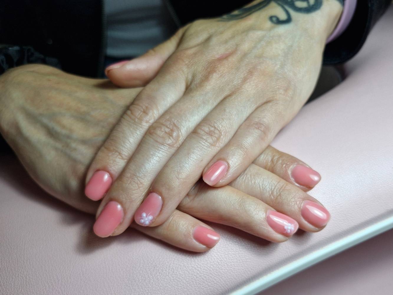 Vernis semi permanent, manucure par Cécile Fortune au salon privé Le Privilège à Vannes, Séné.