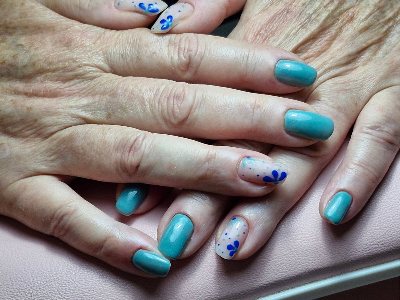 Vernis semi permanent, nail art, manucure par Cécile Fortune au salon privé Le Privilège à Vannes, Séné.