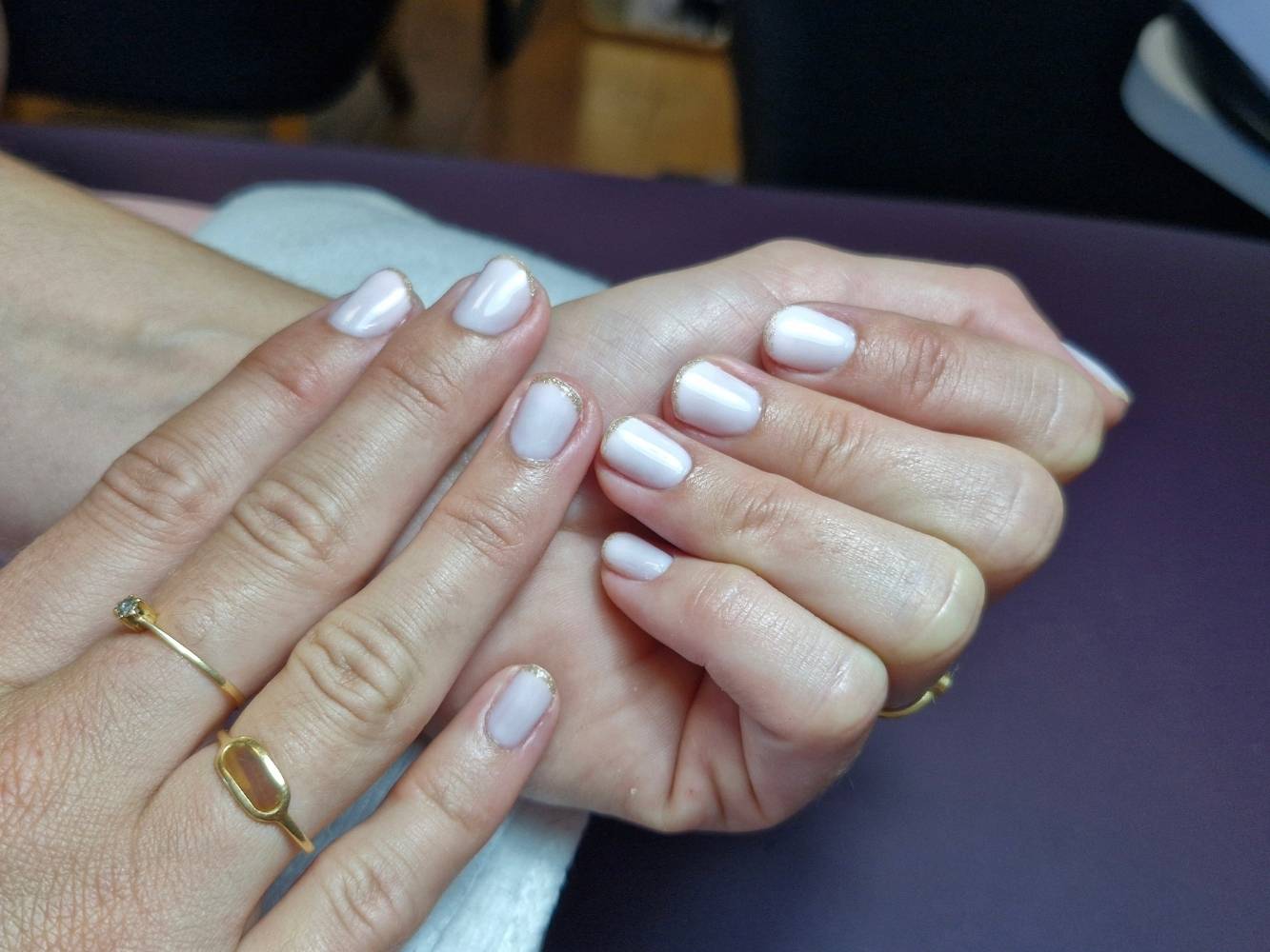 Vernis semi permanent, manucure mariée par Cécile Fortune au salon privé Le Privilège à Vannes, Séné.