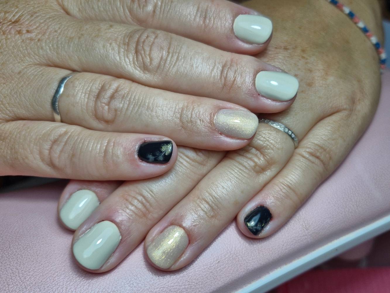 Vernis semi permanent, manucure par Cécile Fortune au salon privé Le Privilège à Vannes, Séné.