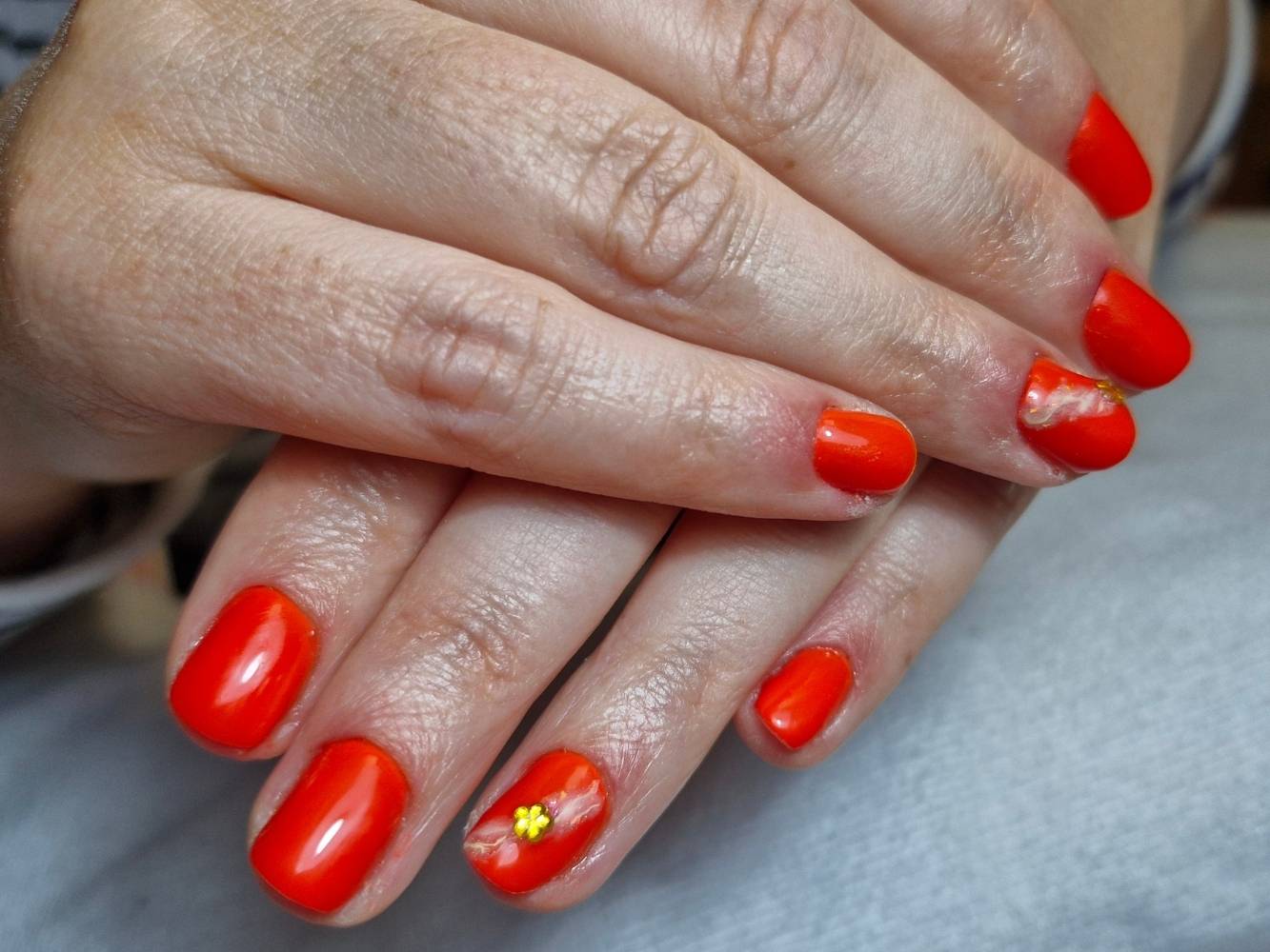 Vernis semi permanent, manucure par Cécile Fortune au salon privé Le Privilège à Vannes, Séné.