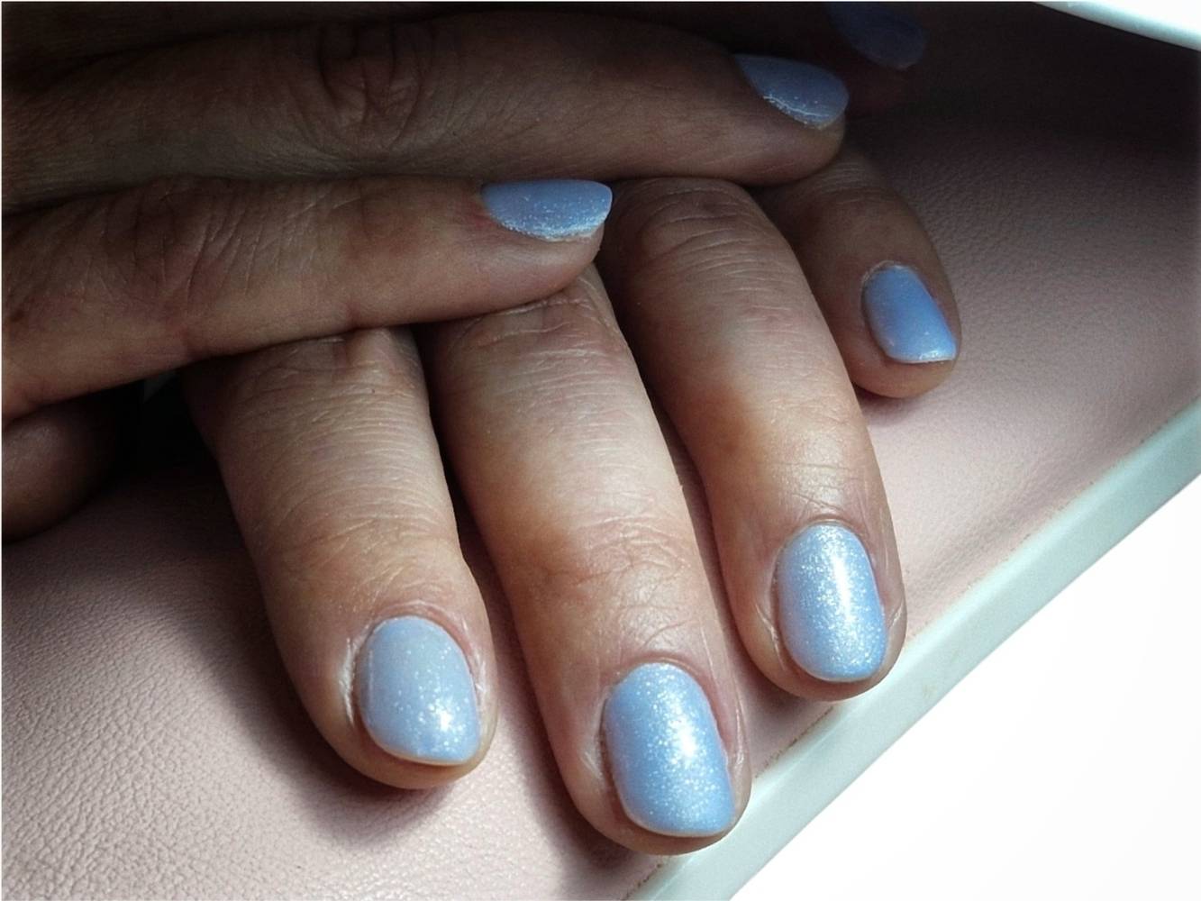 Vernis semi permanent, manucure par Cécile Fortune au salon privé Le Privilège à Vannes, Séné.