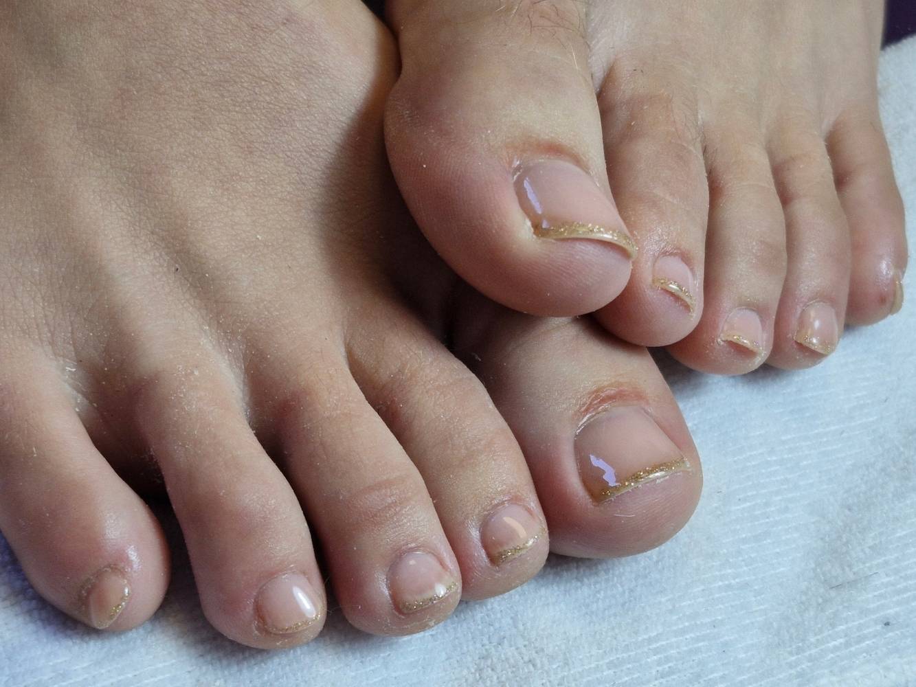 Vernis semi permanent, french pédicure colorée, par Cécile Fortune au salon privé Le Privilège à Vannes, Séné.