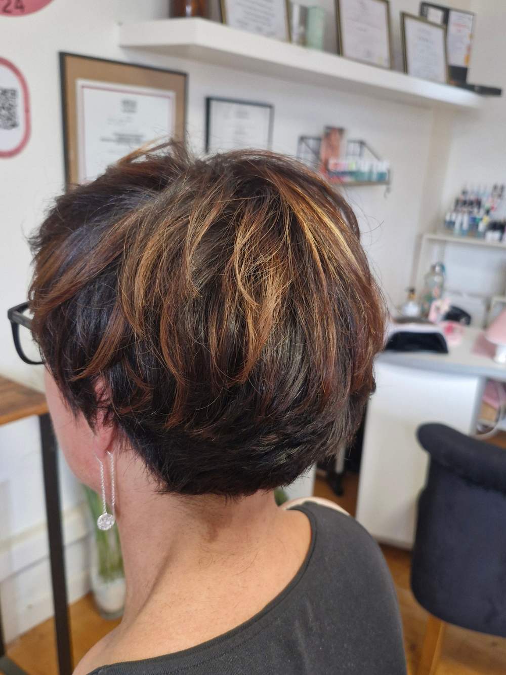Mèches, coloration des cheveux par Cécile Fortune, coiffeuse au salon privé Le Privilège à Vannes, Séné.