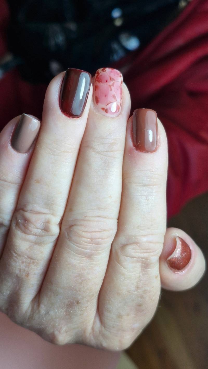 Vernis semi permanent, manucure par Cécile Fortune au salon privé Le Privilège à Vannes, Séné.