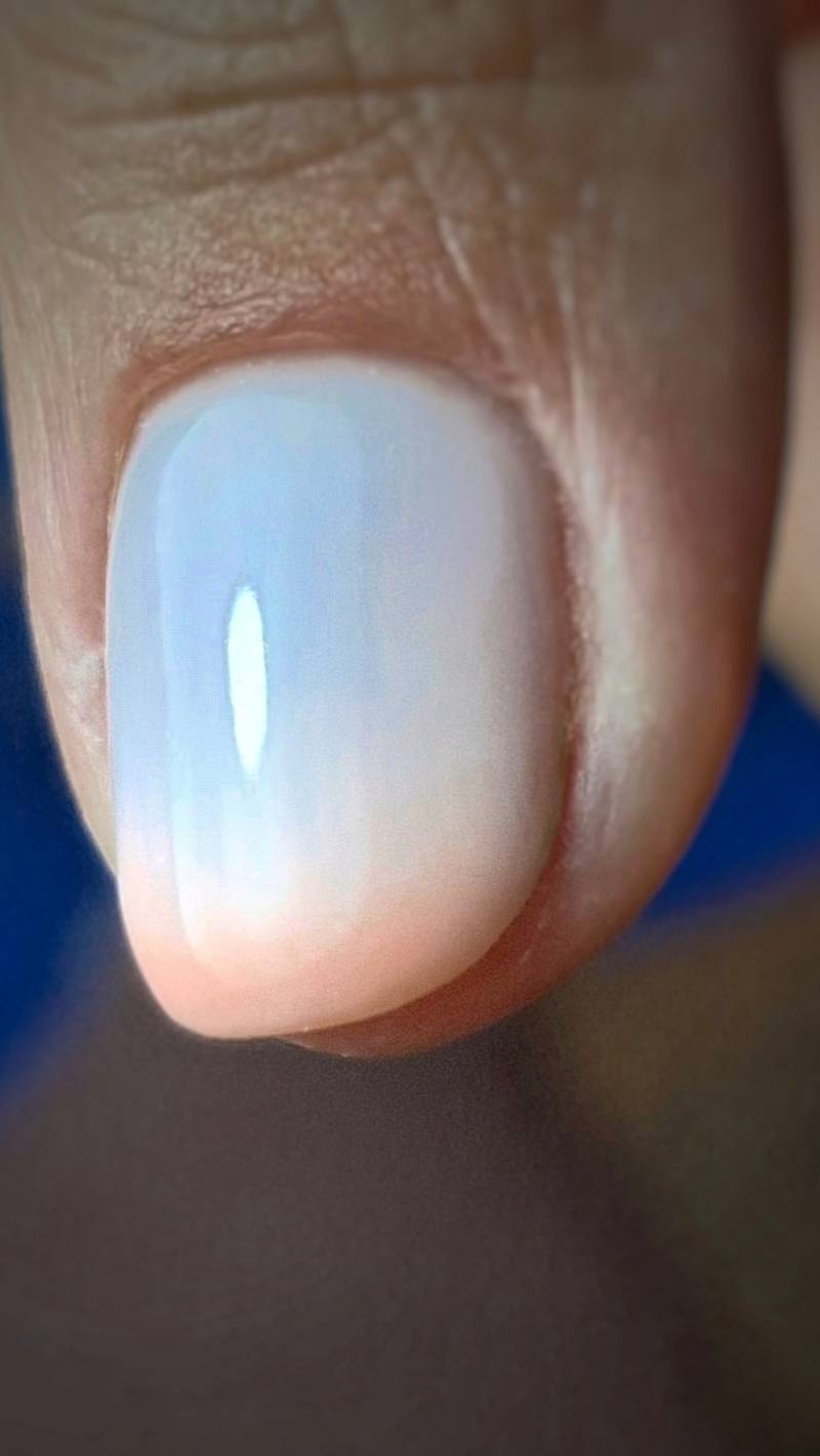 Vernis semi permanent, manucure par Cécile Fortune au salon privé Le Privilège à Vannes, Séné.