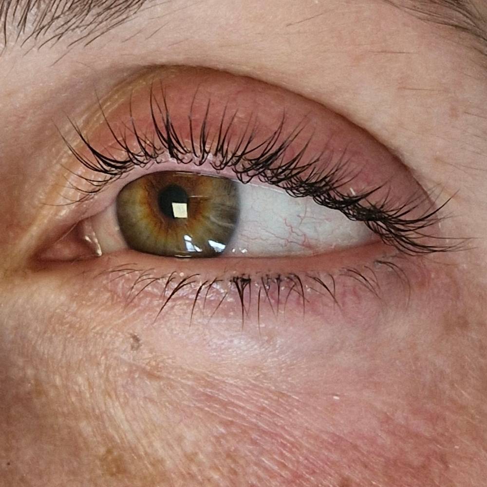 Rehaussement des cils par Cécile Fortune au salon privé Le Privilège à Vannes, Séné.