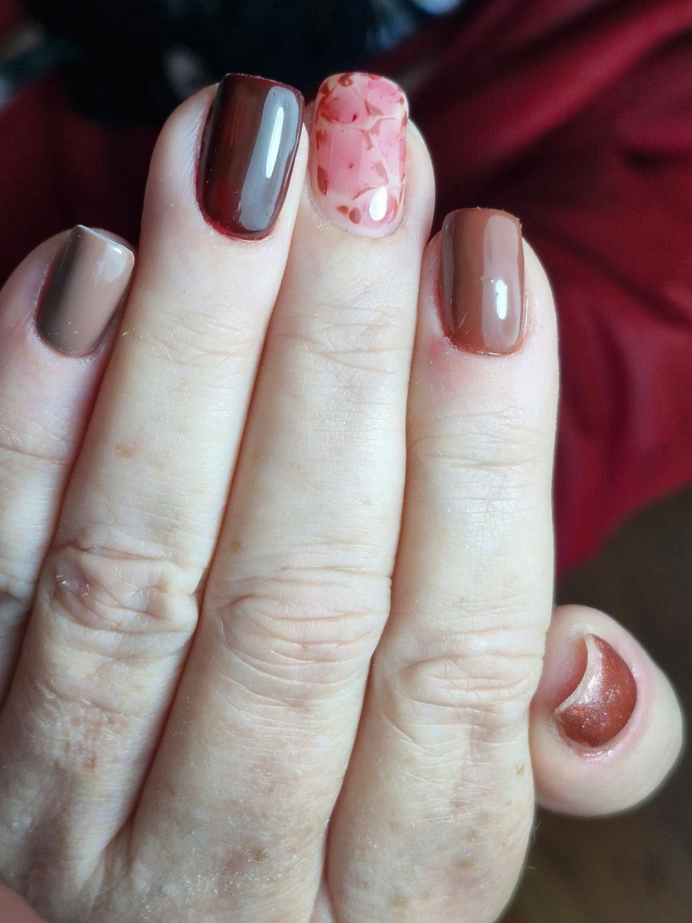 Vernis semi permanent, manucure par Cécile Fortune au salon privé Le Privilège à Vannes, Séné.